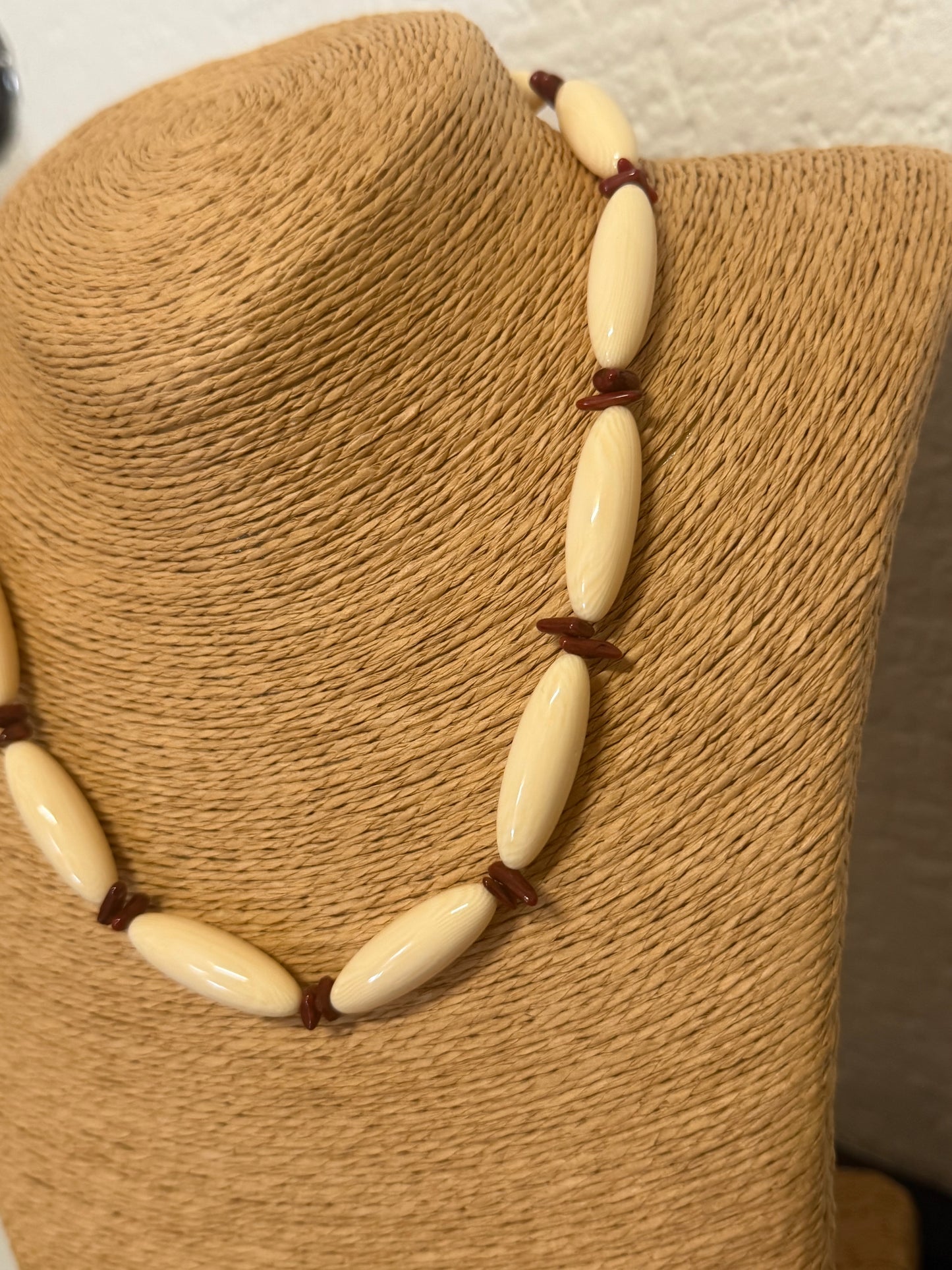 Collar hueso alargado y coral