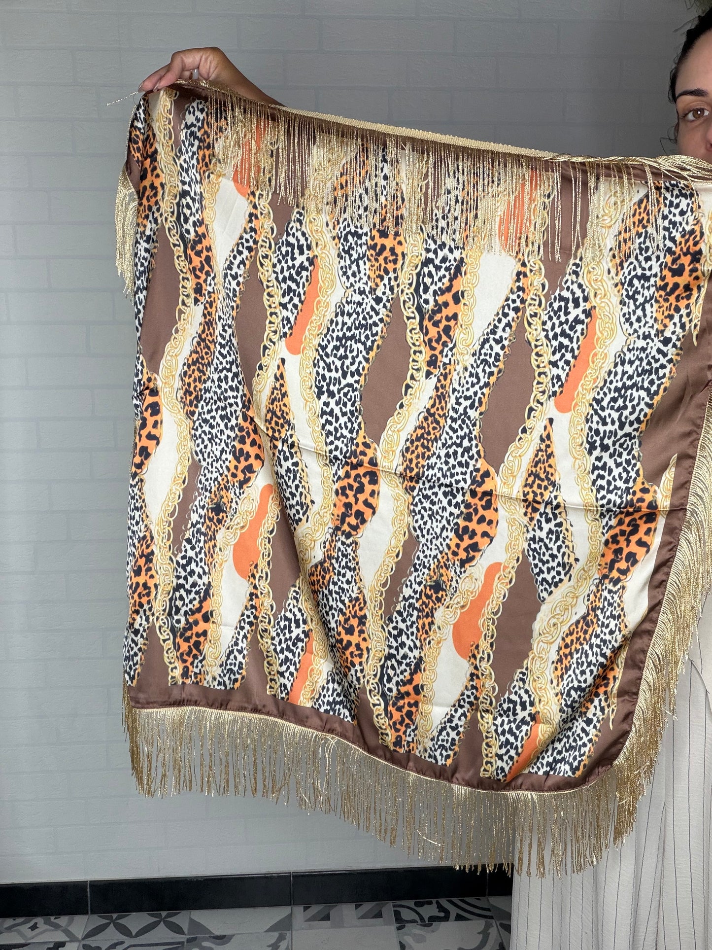 Pañuelo animal print con flecos glitter