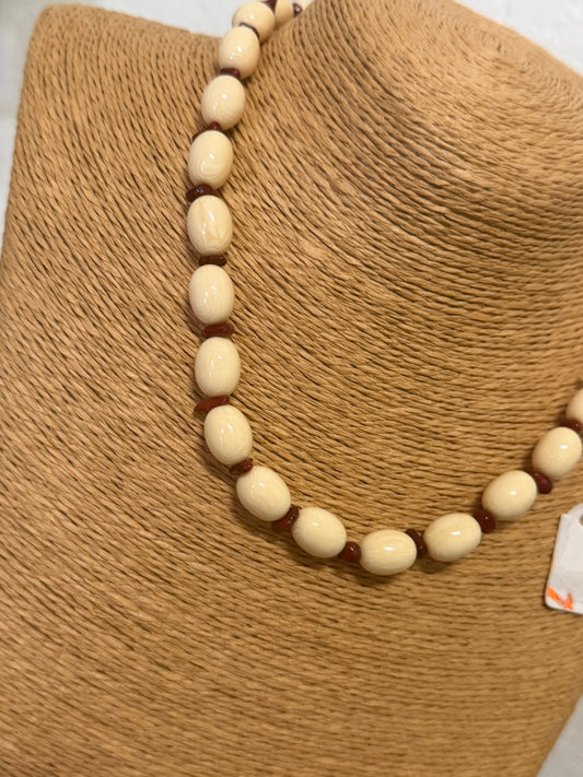 Collar de bolas de hueso y coral en acero