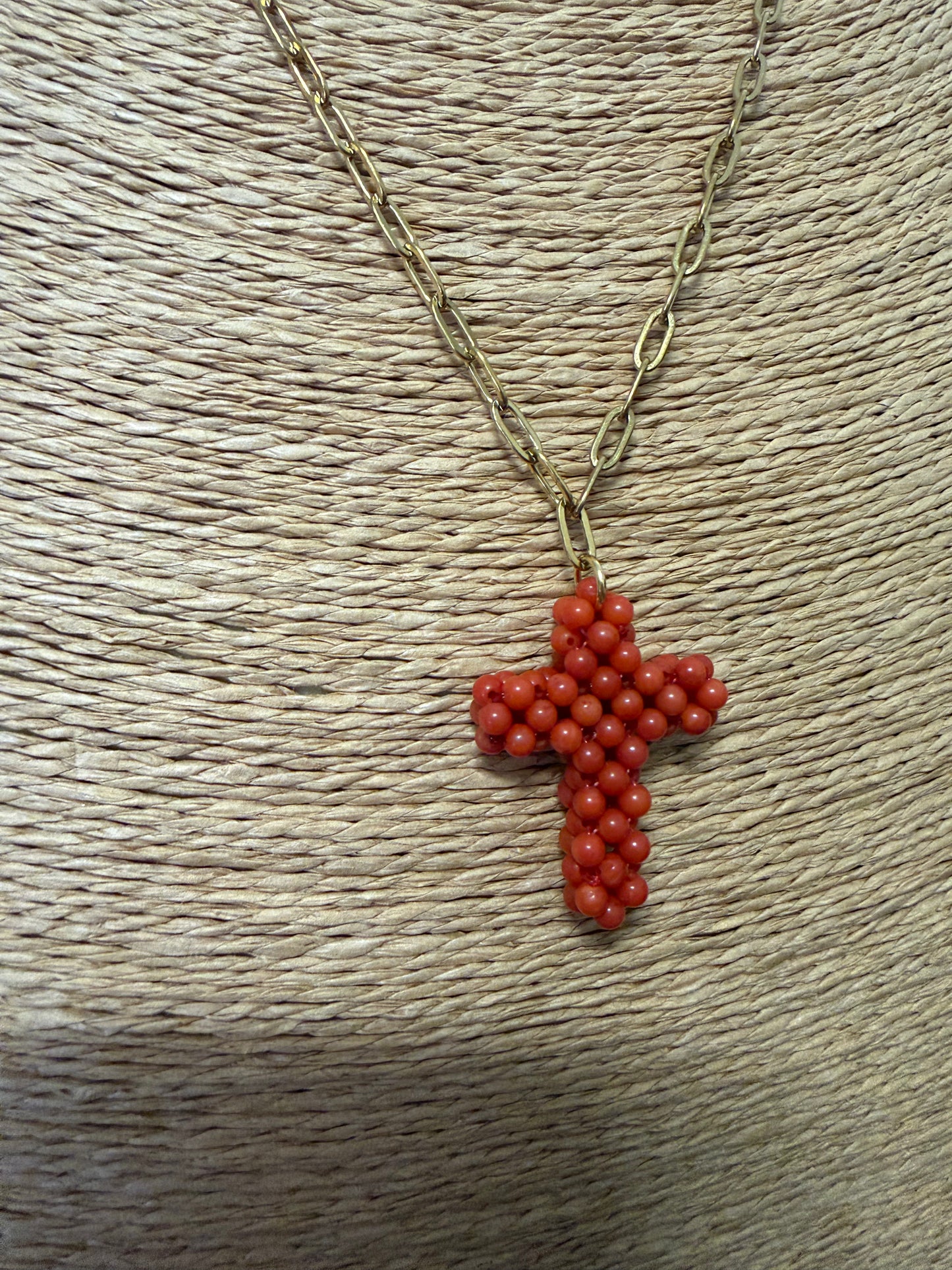 Cruz en acero y bolitas de coral