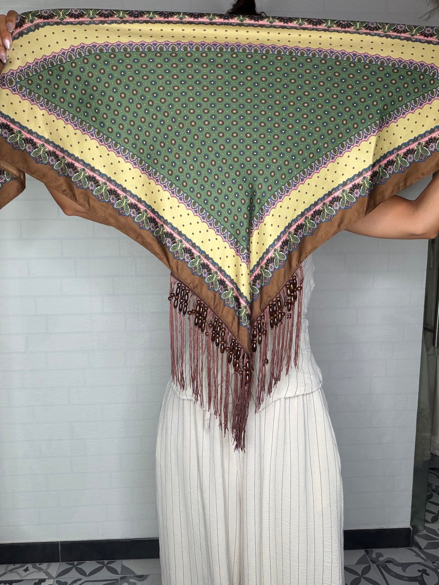 Pañuelo cachemir con fleco y pedrería verde