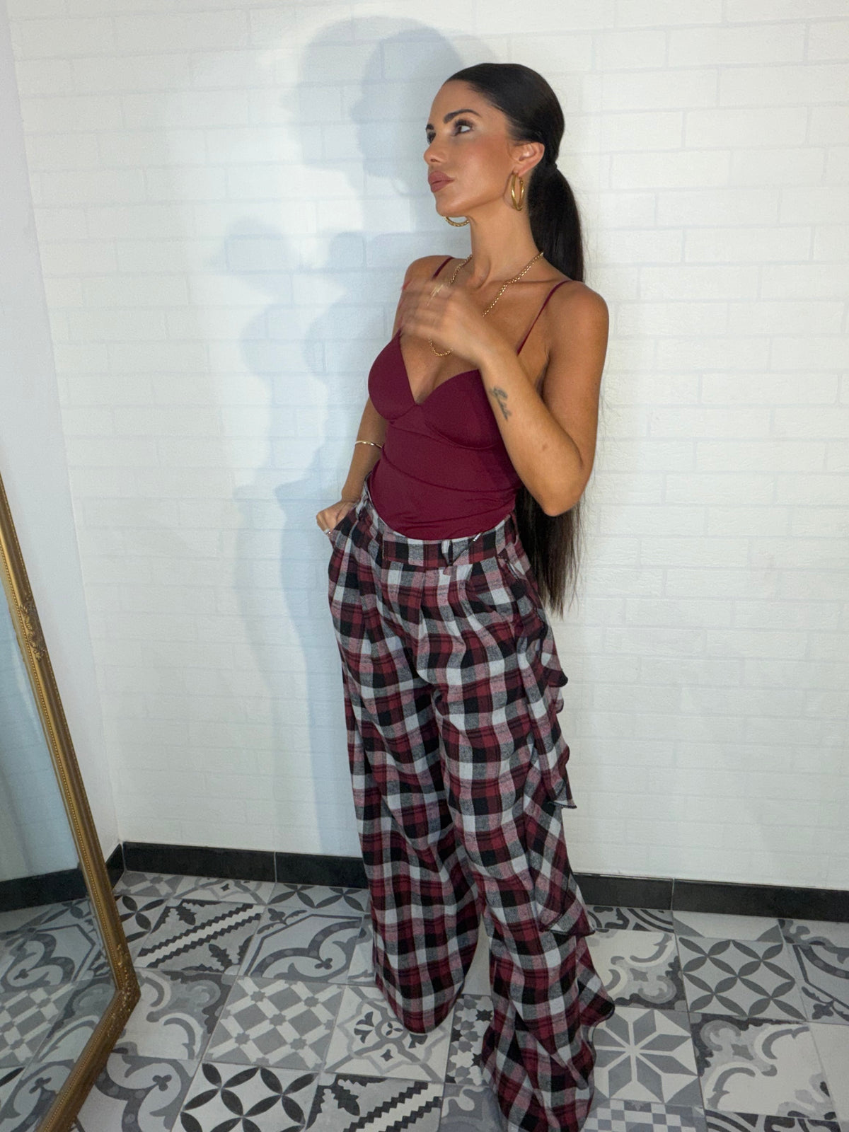 Pantalón de cuadros con volante Lumina