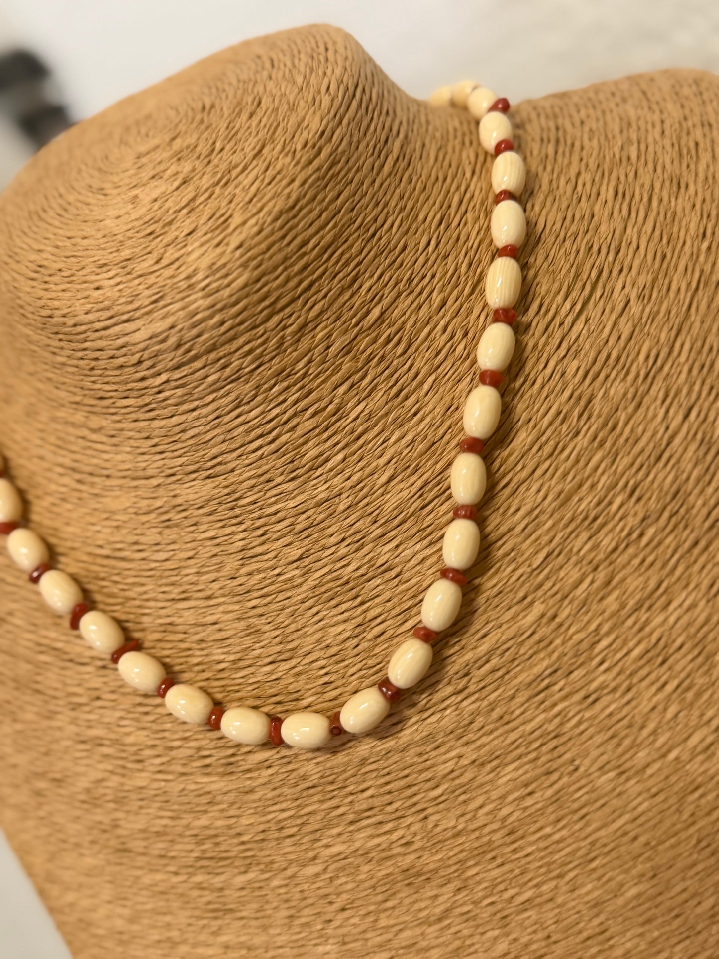 Collar de bola de hueso pequeña y coral en acero