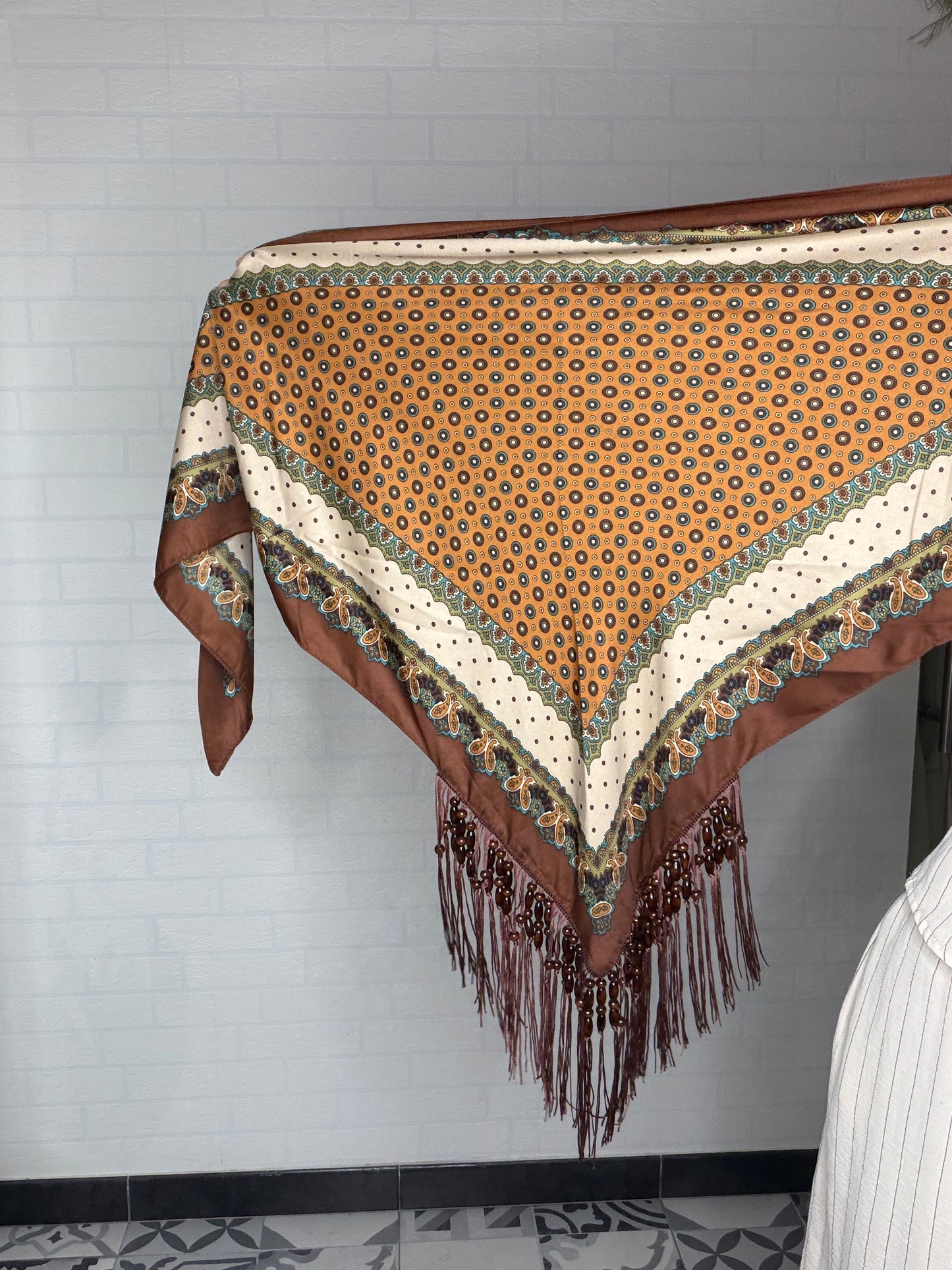 Pañuelo cachemir con fleco y piedras marrón