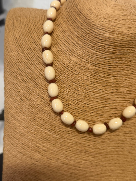 Collar de bolas de hueso y coral en acero