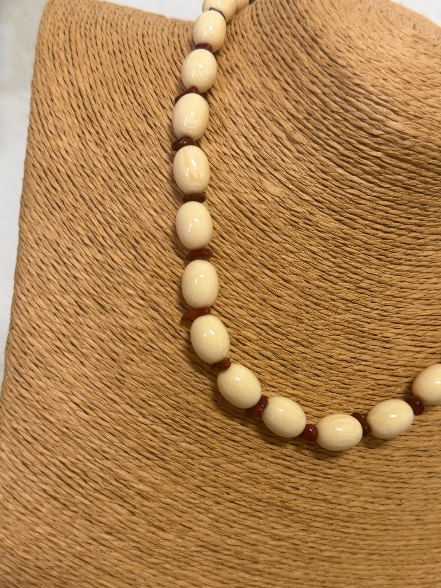 Collar de bolas de hueso y coral en acero