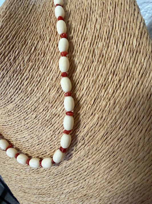 Collar de bola de hueso pequeña y coral en acero