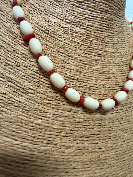 Collar de bola de hueso pequeña y coral en acero