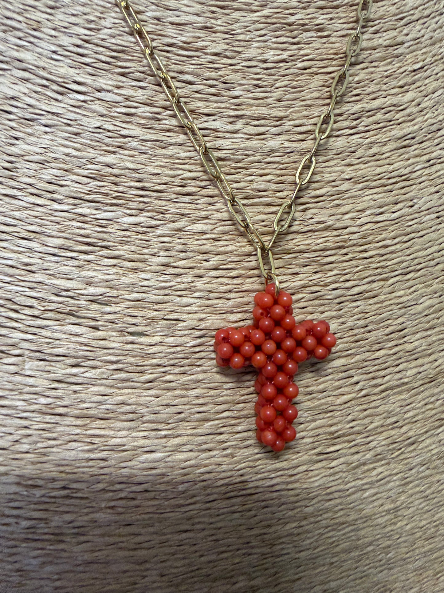 Cruz en acero y bolitas de coral