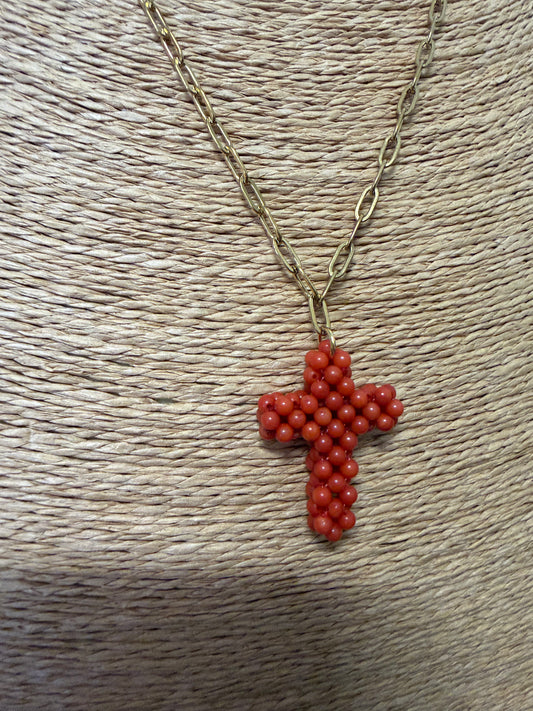 Cruz en acero y bolitas de coral